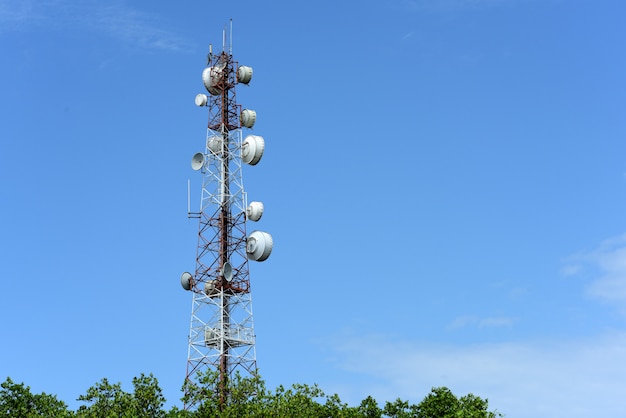 Tour de télécommunication avec antennes.