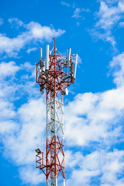 Tour de télécommunication bleu ciel