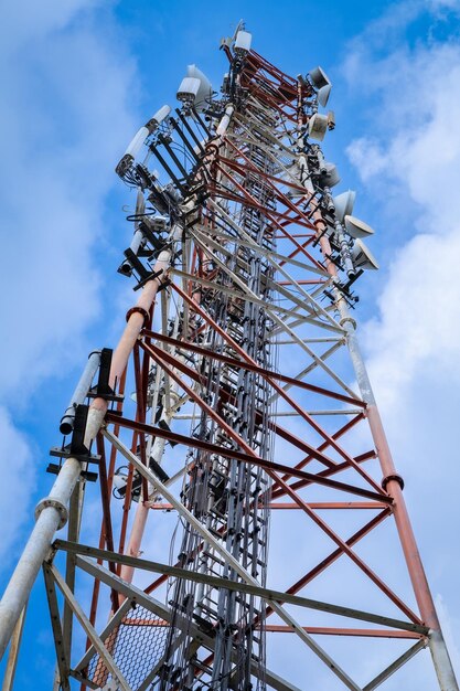 Tour de télécommunication avec ciel de nuages bleus et blancs