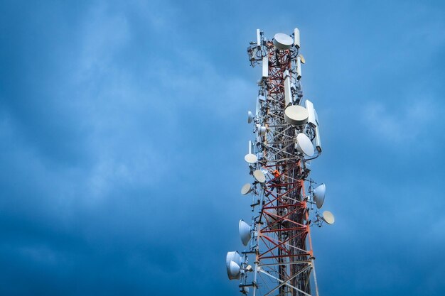 Tour de télécommunication contre le ciel bleu nuageux