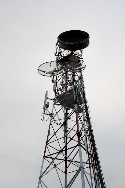 Tour de télécommunication sur fond de ciel bleu, antenne de téléphone