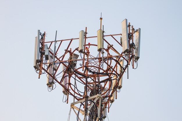 Tour de télécommunication avec fond de ciel magnifique