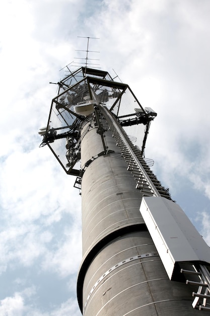 Tour de télécommunication haute sur fond de ciel bleu - Photo