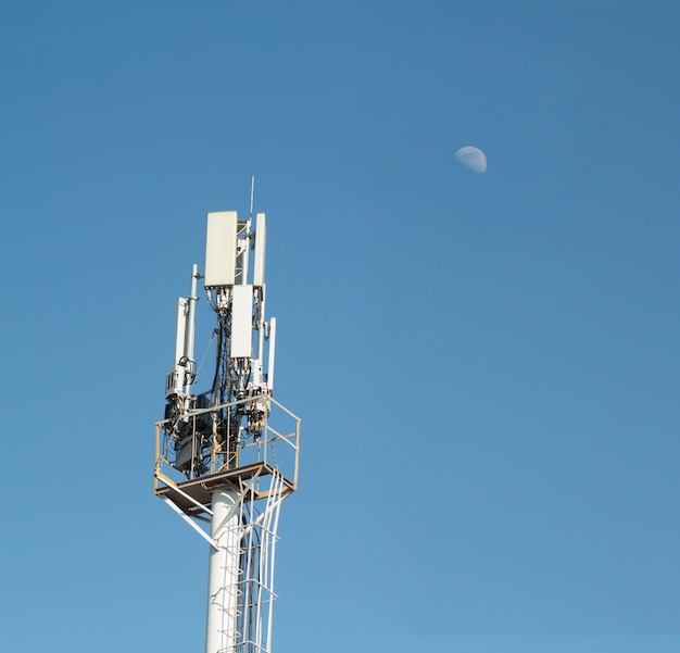 Photo tour de télécommunication. station de base téléphone portable. 5g de l'antenne intelligente