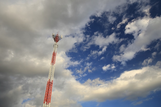 tour de télécommunications et le ciel