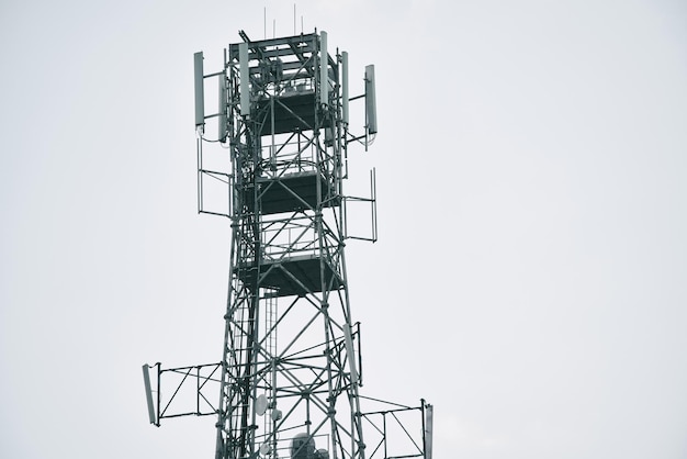 Une tour de téléphone portable LTE et 5g avec un fond de ciel