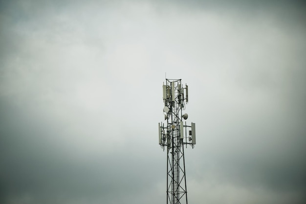 Une tour de téléphone portable LTE et 5g avec un fond de ciel