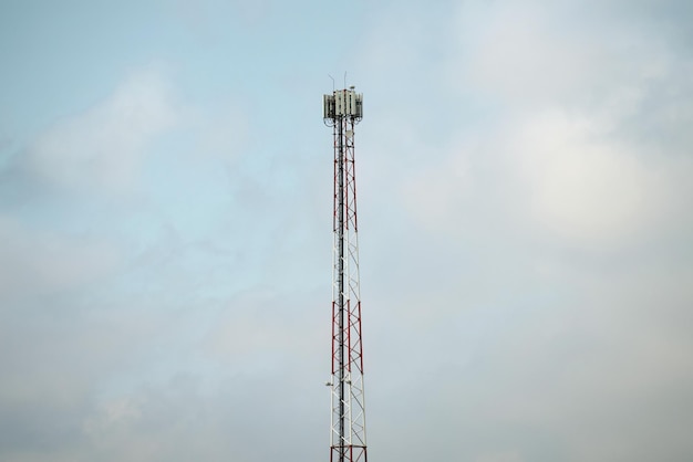 Une tour de téléphonie cellulaire avec un ciel sombre derrière elle