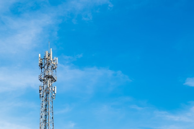 Tour de téléphonie cellulaire de télécommunications avec un ciel bleu