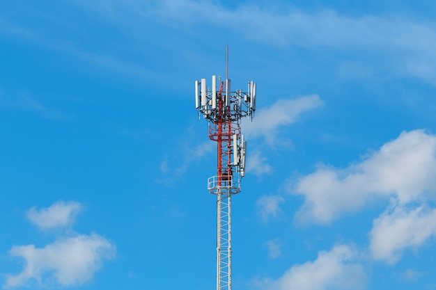 Tour de téléphonie ou tour de téléphonie cellulaire avec un ciel bleu