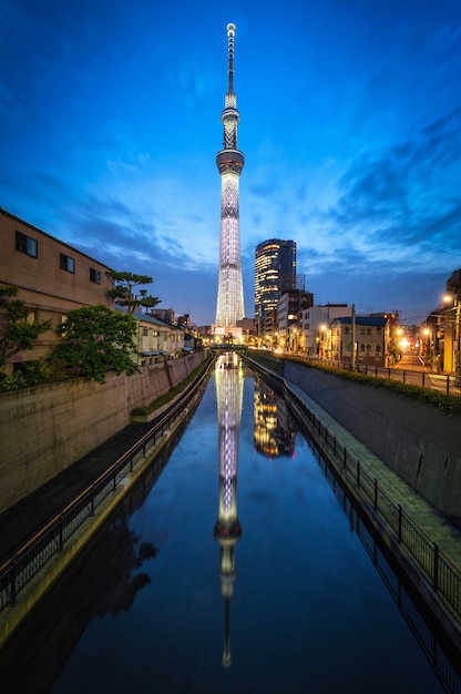 Tour de Tokyo Skytree la nuit à Asakusa