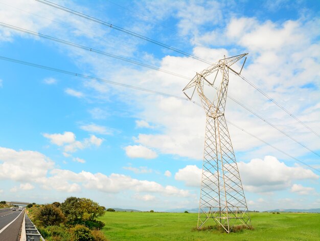 Tour de transmission à la campagne sous un ciel bleu