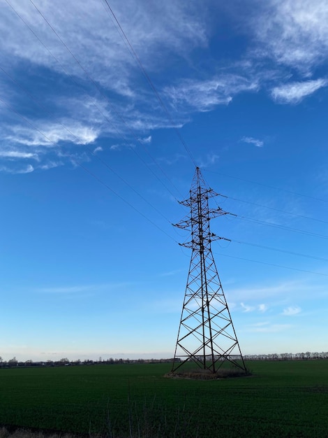 Tour de transmission dans le champ vert sous le ciel bleu