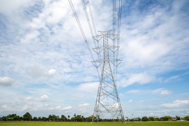 Tour de transmission haute tension et câble de câblage avec fond de ciel.