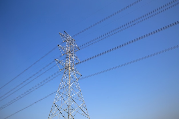 Tour de transmission haute tension et câble de câblage de tension électrique sur ciel bleu