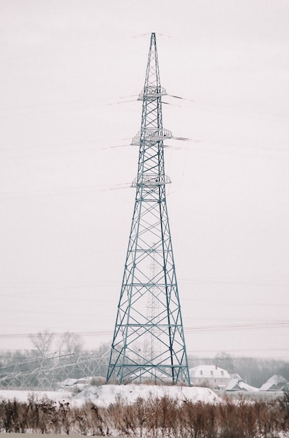 Tour de transmission de puissance dans le domaine enneigé.