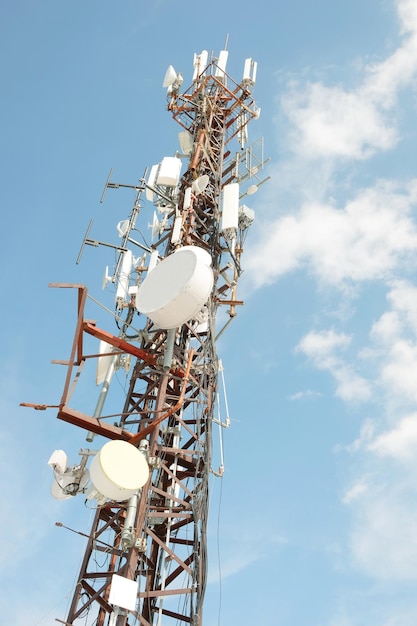 Tour de transmission de réseau mobile avec antennes