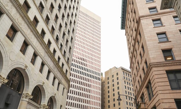 La tour urbaine incarne le succès et le progrès dans l'immobilier commercial. La façade en verre signifie la transparence.