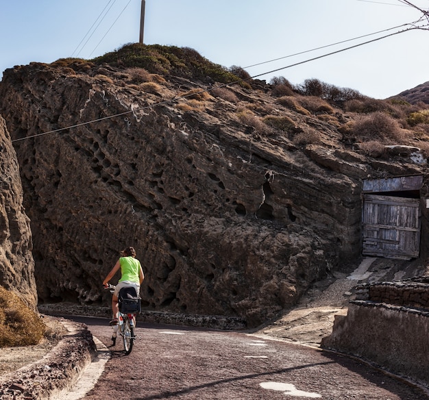 Tour à vélo dans les rues de Linosa en été, Sicile