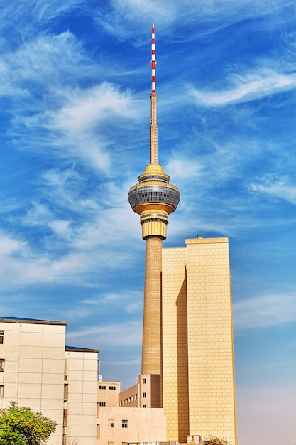 Tour de vidéosurveillance contre un ciel bleu, dans la capitale de la Chine, Pékin.