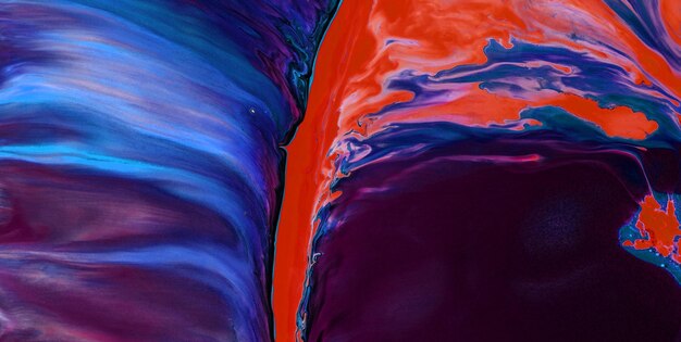 Un tourbillon rouge et bleu est visible sur cette image.