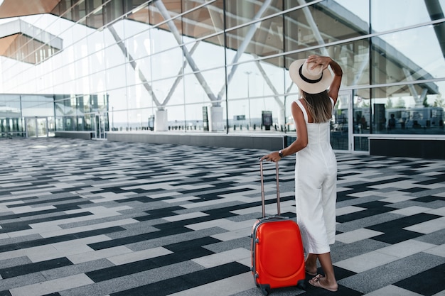 Tourisme debout avec des bagages près de l'aéroport