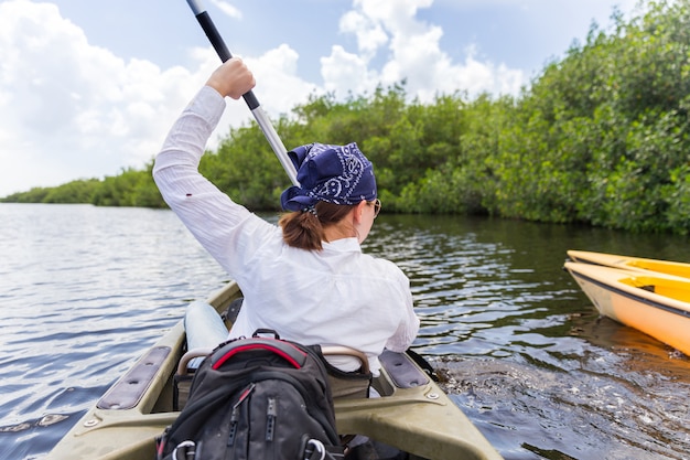 Tourisme, kayak dans la forêt de mangroves dans les Everglades en Floride, USA