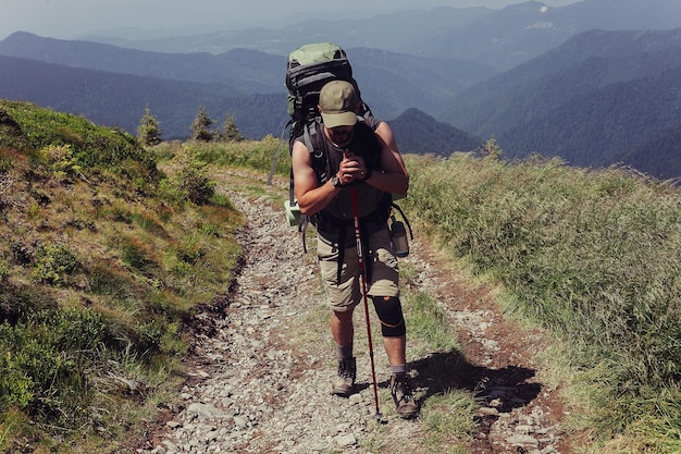 Tourisme montagnes mode de vie nature personnes selfie concept médecine béquille et jambe fixées pour immobiliser le sommet de la montagne atteint
