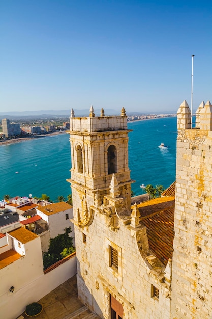 Tourisme, paysage espagnol avec une mer d'un bleu profond et une architecture méditerranéenne
