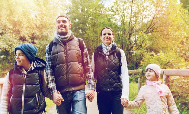 Photo tourisme randonnée et voyage concept de personnes famille heureuse avec des sacs à dos randonnée dans les bois