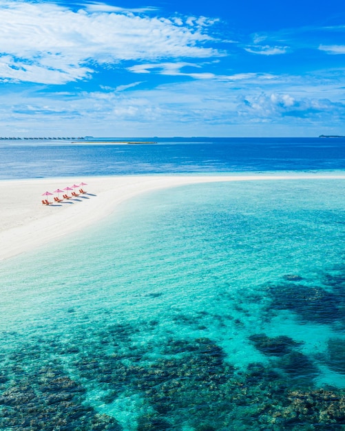 Tourisme récréatif de voyage d'été. Vue aérienne du paysage avec chaises et parasols île paradisiaque