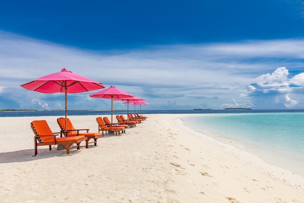 Tourisme récréatif de voyage d'été. Vue aérienne du paysage avec chaises et parasols île paradisiaque