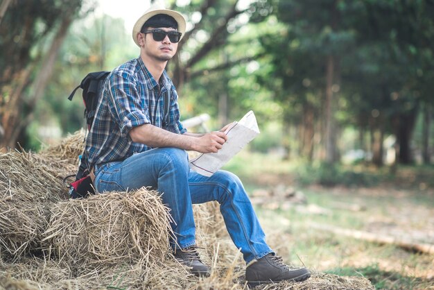 Tourisme avec sac à dos dans la nature été