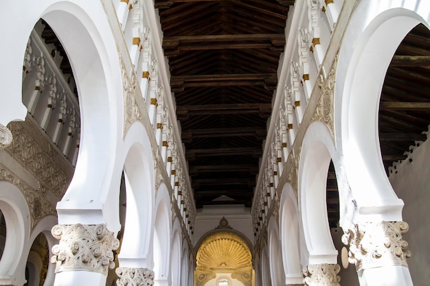 Tourisme, Santa María la Blanca est un temple situé dans la ville espagnole de Tolède. Construit en 1180 comme synagogue