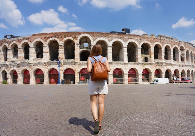 Tourisme à Vérone. Vue arrière d'une femme touristique se dirige vers l'arène de Vérone, en Italie.