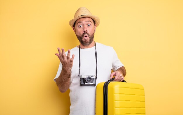 touriste d'âge moyen étonné, choqué et étonné d'une incroyable surprise. notion de voyage