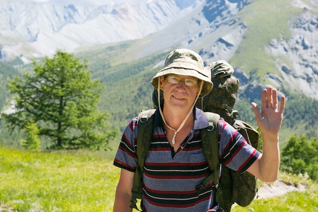 Un Touriste Agitant La Main En Guise De Salutation.