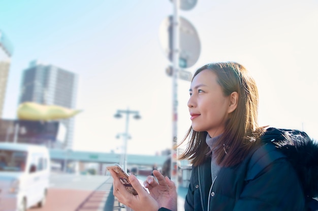 Touriste à l'aide de téléphone intelligent à Tokyo au Japon