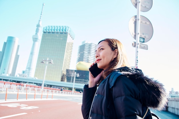 Touriste à l'aide de téléphone intelligent à Tokyo au Japon