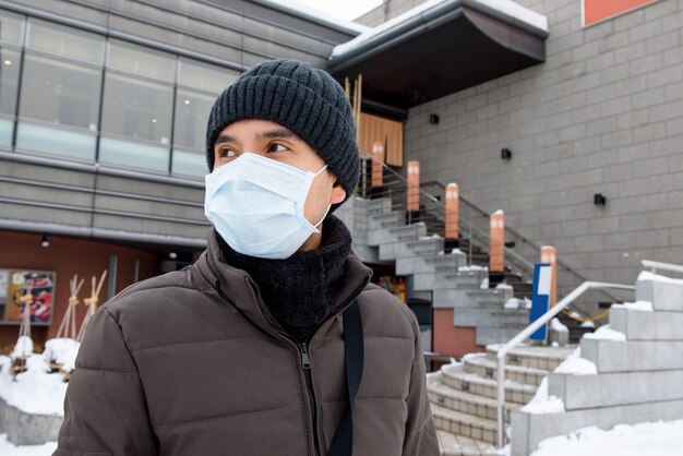 Touriste asiatique homme portant un masque protégeant le coronavirus pendant l'hiver au Japon