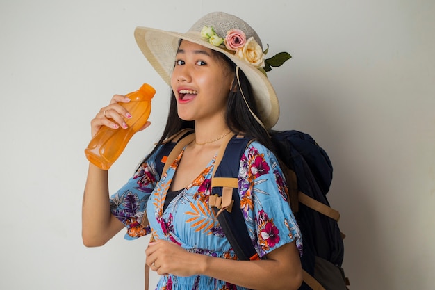 Touriste asiatique avec sac à dos eau potable sur fond blanc