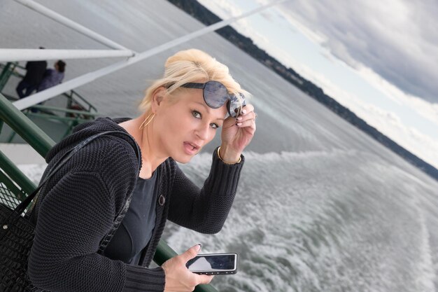 Touriste assez blonde sur un ferry