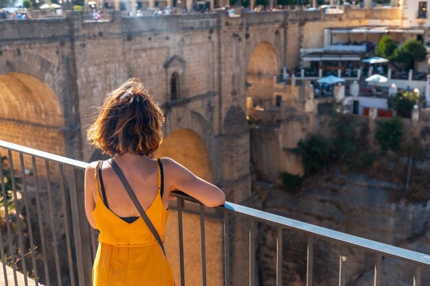 Un touriste au point de vue visitant le nouveau pont de Ronda province de Malaga Andalousie