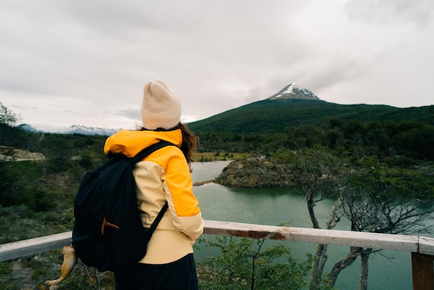 touriste à Bahia Lapataia au milieu des montagnes de la Terre de Feu