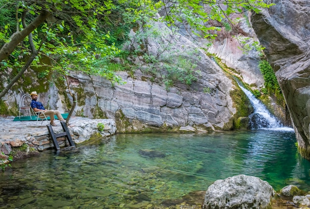 le touriste bénéficie d'une vue sur la petite cascade pittoresque