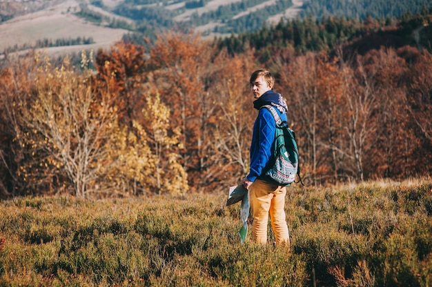 touriste avec la carte en main et le téléphone. montagnes d&#39;automne