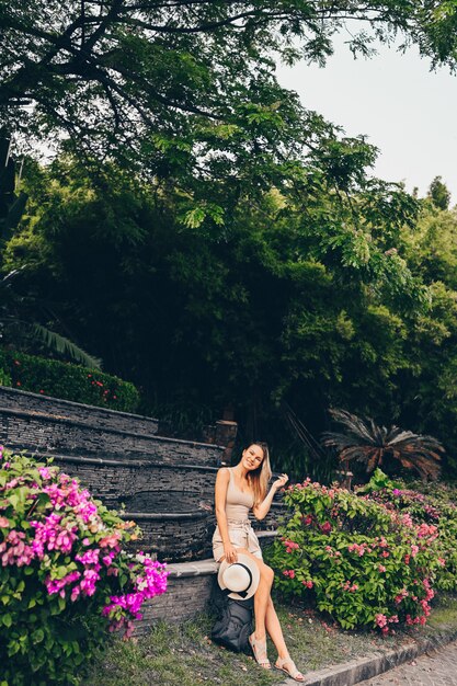 Touriste chinois marchant et découvrant la nature sur le tourisme de vacances en Asie. Belle femme de race blanche avec sac à dos. Concept de mode de vie de voyage. Sanya, Hainan, Chine. Paysage tropical avec des arbres verts