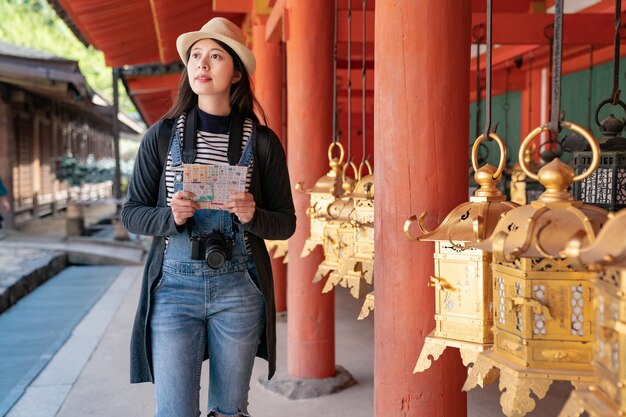 Photo une touriste confiante visitant le temple avec son guide