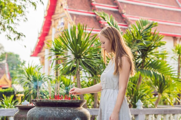 Touriste dans l'arrière-plan du temple thaïlandais Wat Chalong.