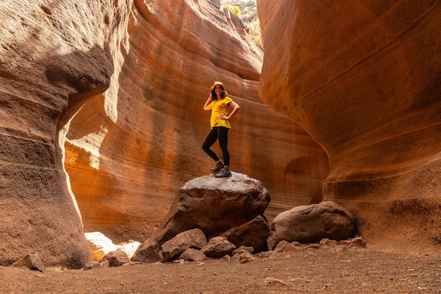 Une touriste dans le canyon calcaire de Barranco de las Vacas à Gran Canaria, dans les îles Canaries